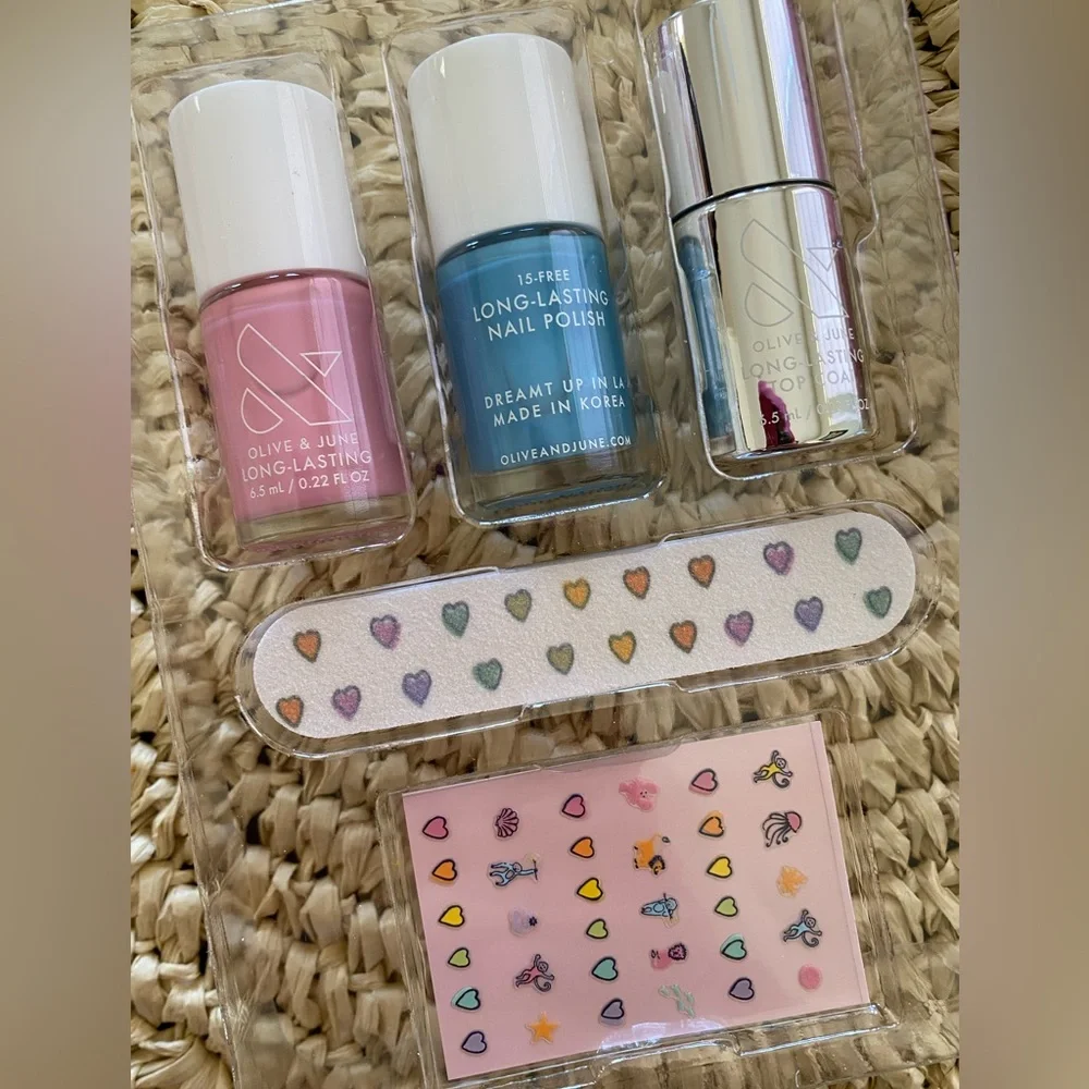 Roller Rabbit x Olive & June Getaway Mini Mani Set - Picture 9 of 10
